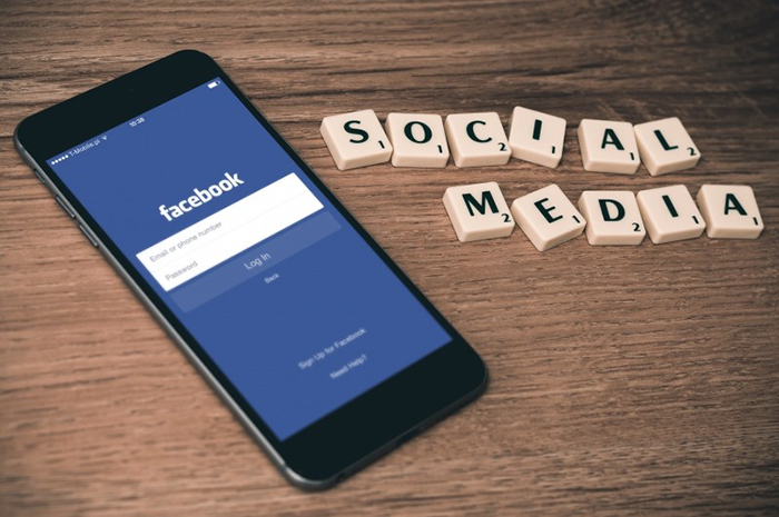 social-media-facebook-iphone