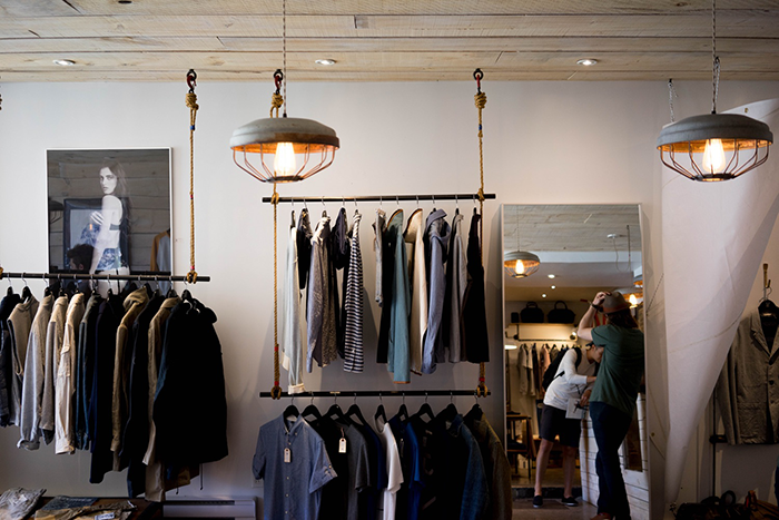 Interior de uma loja de roupa